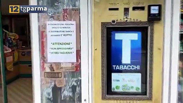 FIDENZA, LADRO PRENDE A MARTELLATE UN DISTRIBUTORE DI SIGARETTE | FIDENZA, LADRO PRENDE A MARTELLATE UN DISTRIBUTORE DI SIGARETTE