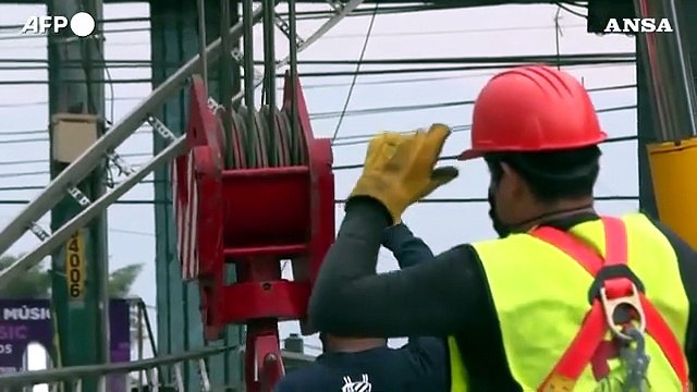 Messico, i lavoratori rimuovono i detriti il giorno dopo l'incidente della metropolitana