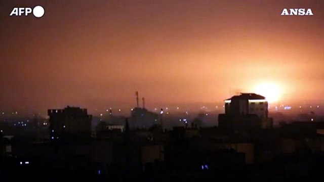 Striscia di Gaza, raid aereo dell'esercito israeliano dopo l'attacco missilistico palestinese