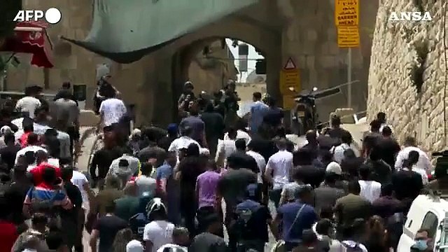 Gerusalemme, gas lacrimogeni per disperdere la folla