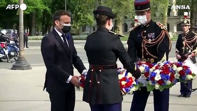 Francia, Macron partecipa alla cerimonia che celebra la vittoria della Seconda Guerra Mondiale