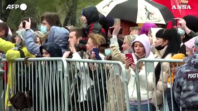 Mosca, i residenti si accalcano per assistere alla parata del Giorno della Vittoria