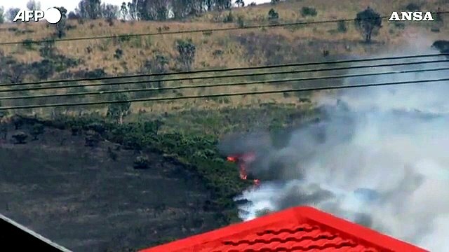 Citta' del Capo, i vigili del fuoco continuano a lottare contro gli incendi di Cape Town