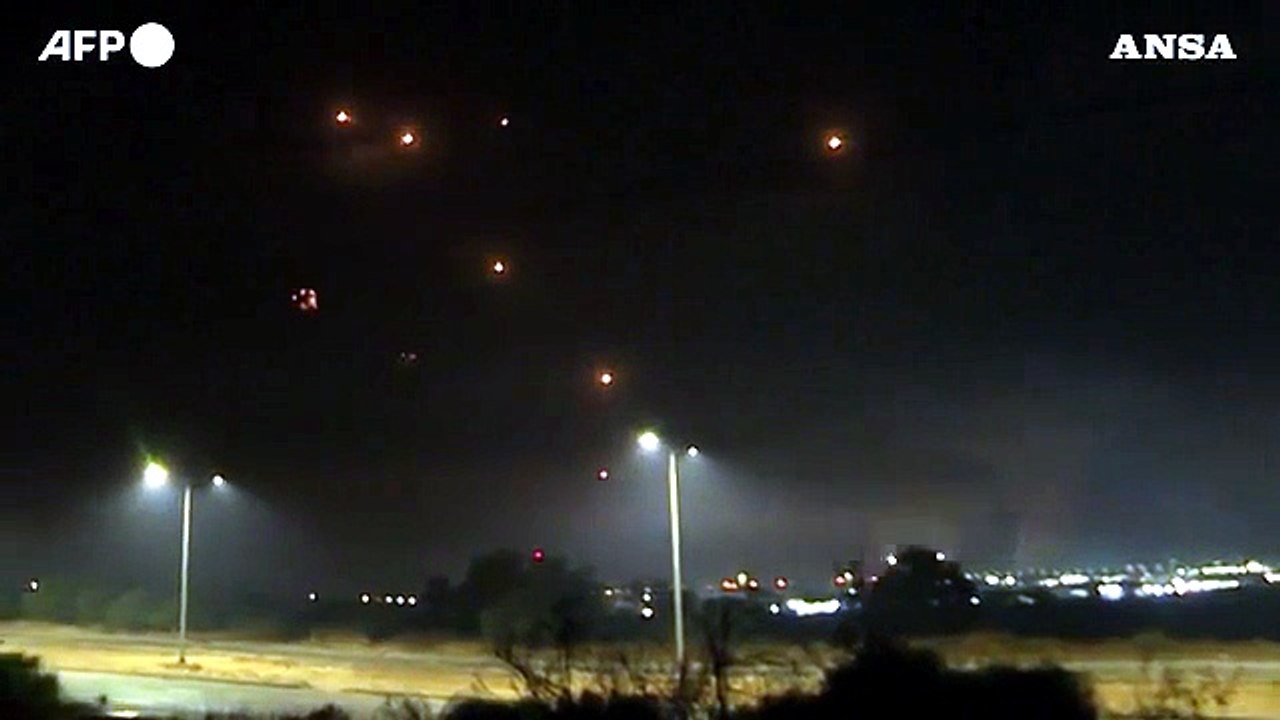 Il sistema di difesa aerea di Israele intercetta i razzi lanciati da Gaza