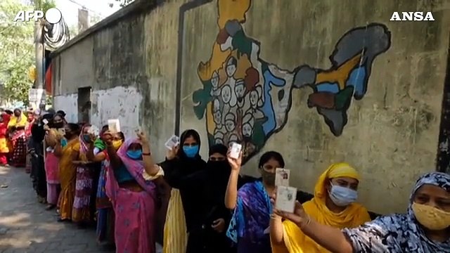 India, migliaia di persone al voto nonostante la crescita dei contagi