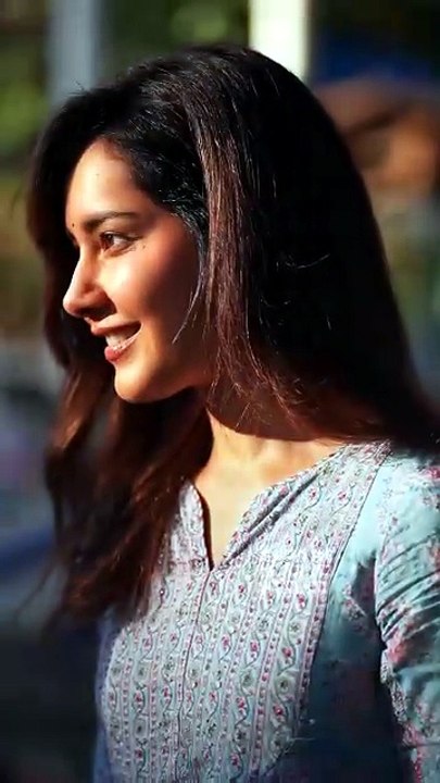 Rashi khanna hot look.