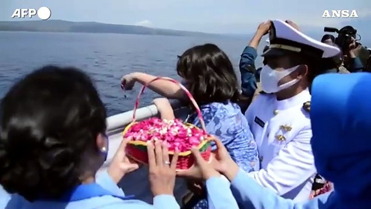 Indonesia, le famiglie delle vittime gettano fiori in mare nel punto in cui e' scomparso il sottomarino