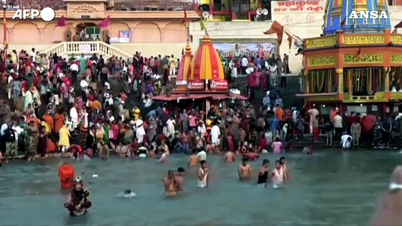 Covid, India in piena pandemia ma i fedeli si ammassano nel Gange