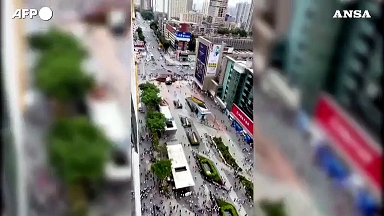 Cina, Shenzhen: il grattacielo vacilla diffondendo il panico nel centro