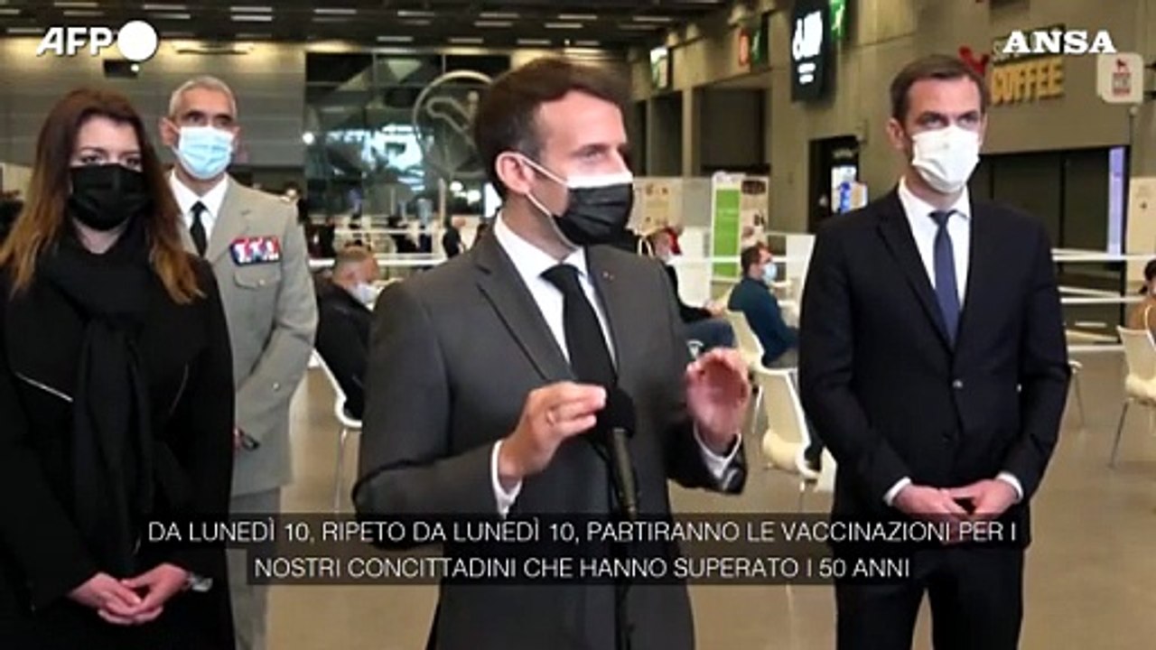 Vaccini, Macron si dice favorevole alla revoca dei brevetti