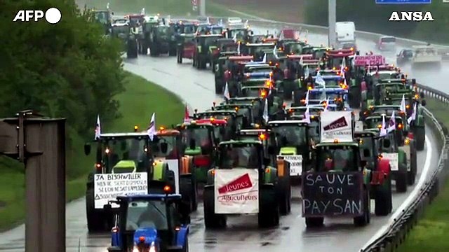 Francia, gli agricoltori invadono l'autostrada per protestare contro la nuova politica agricola