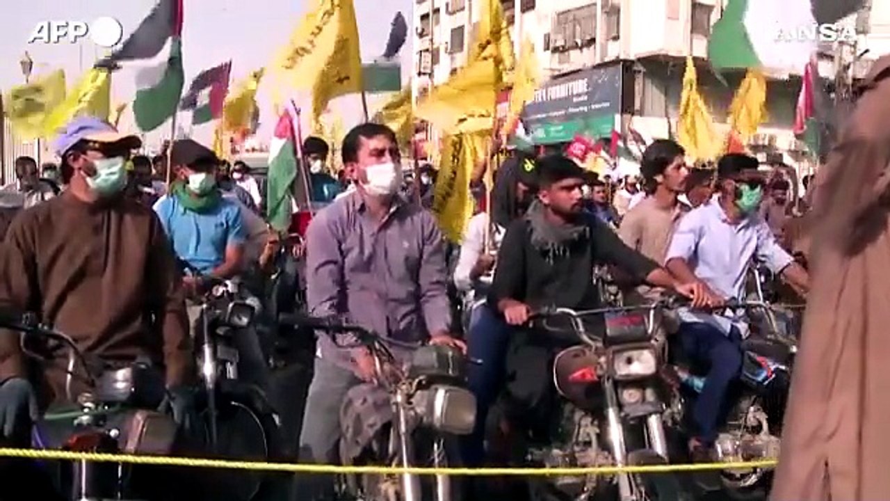 Pakistan, in fiamme le bandiere di Israele e Stati Uniti