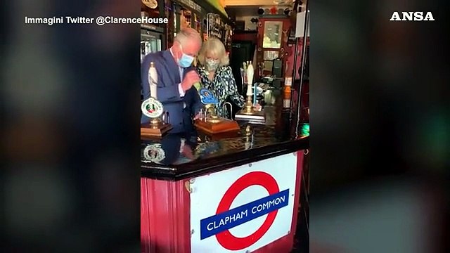 Il principe Carlo al pub con Camilla: spilla anche la birra