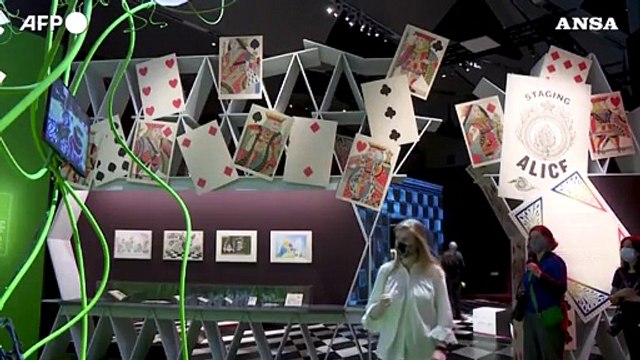 Londra: un viaggio nella tana del Bianconiglio alla mostra Alice nel paese delle meraviglie