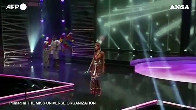 La concorrente birmana a Miss Universo mostra un cartello in diretta Tv: Pregate per il Myanmar