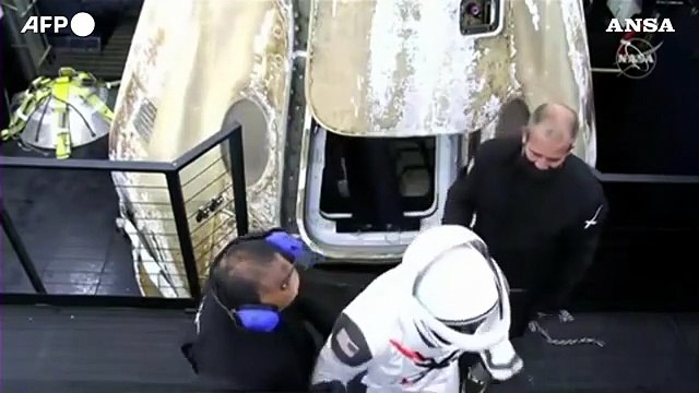 Gli astronauti della Stazione Spaziale Internazionale emergono dalla capsula SpaceX