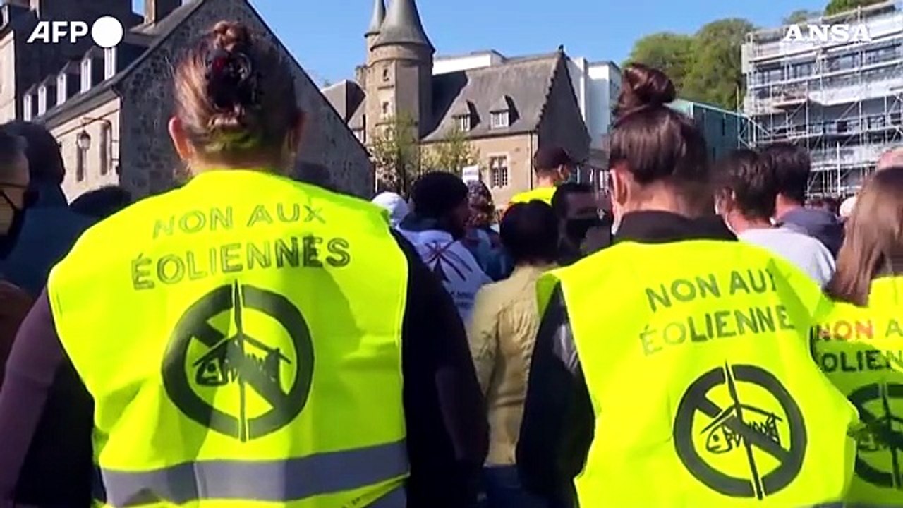 Bretagna, centinaia di proteste contro il parco eolico Offshore