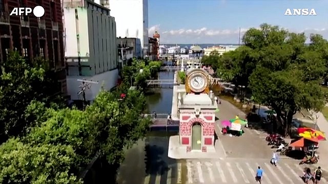Brasile, il Rio Negro esonda: le strade di Manaus allagate