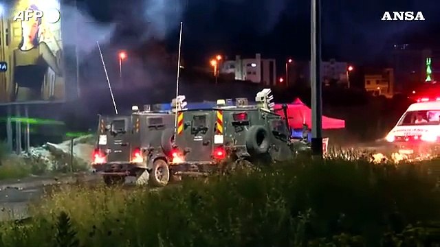 Scontri tra manifestanti palestinesi e forze armate israeliane al checkpoint della Dco