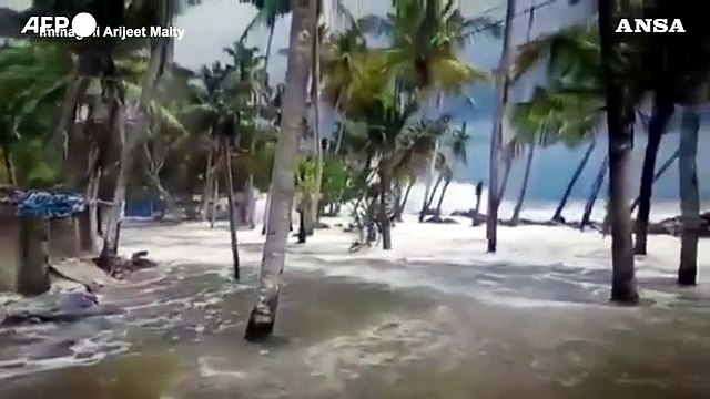 India, piogge torrenziali e onde causate dall'arrivo del ciclone Yaas