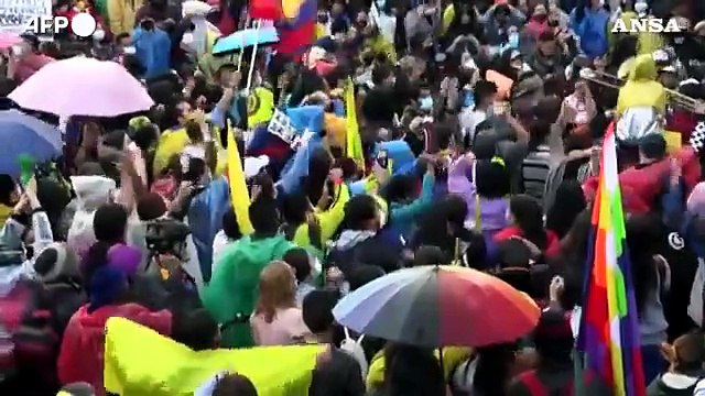 Colombia, un mese di proteste e scontri: manifestazione antigovernativa a Bogota'