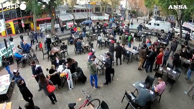 Argentina, proprietari di bar e ristoranti protestano contro le restrizioni