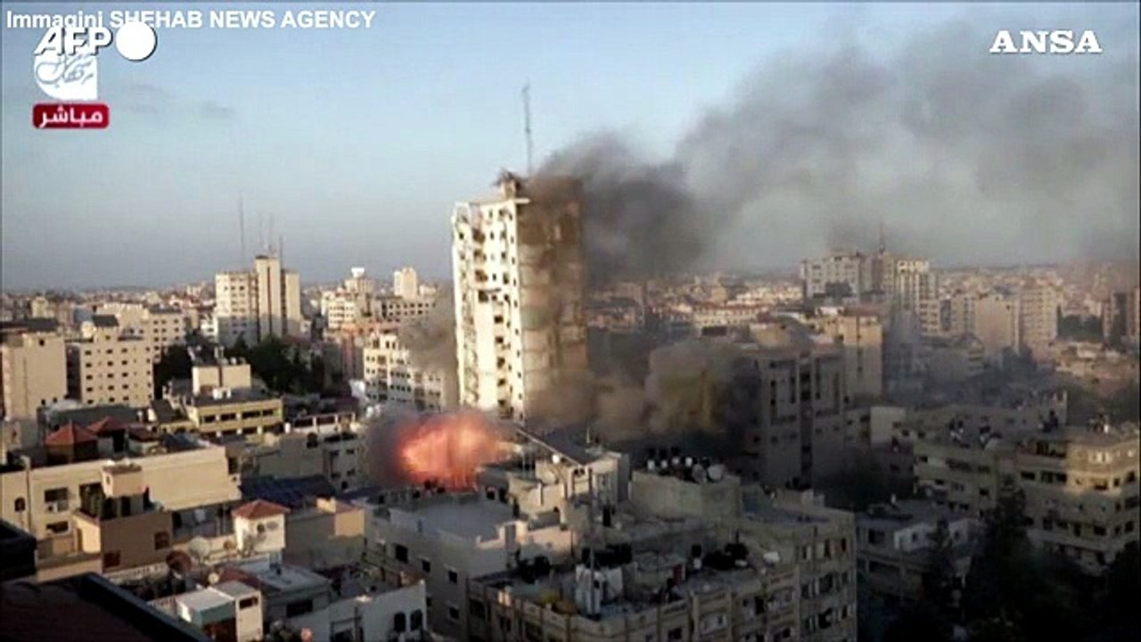 Gaza, l'attacco aereo israeliano abbatte la torre di Al-Sharouk di 14 piani