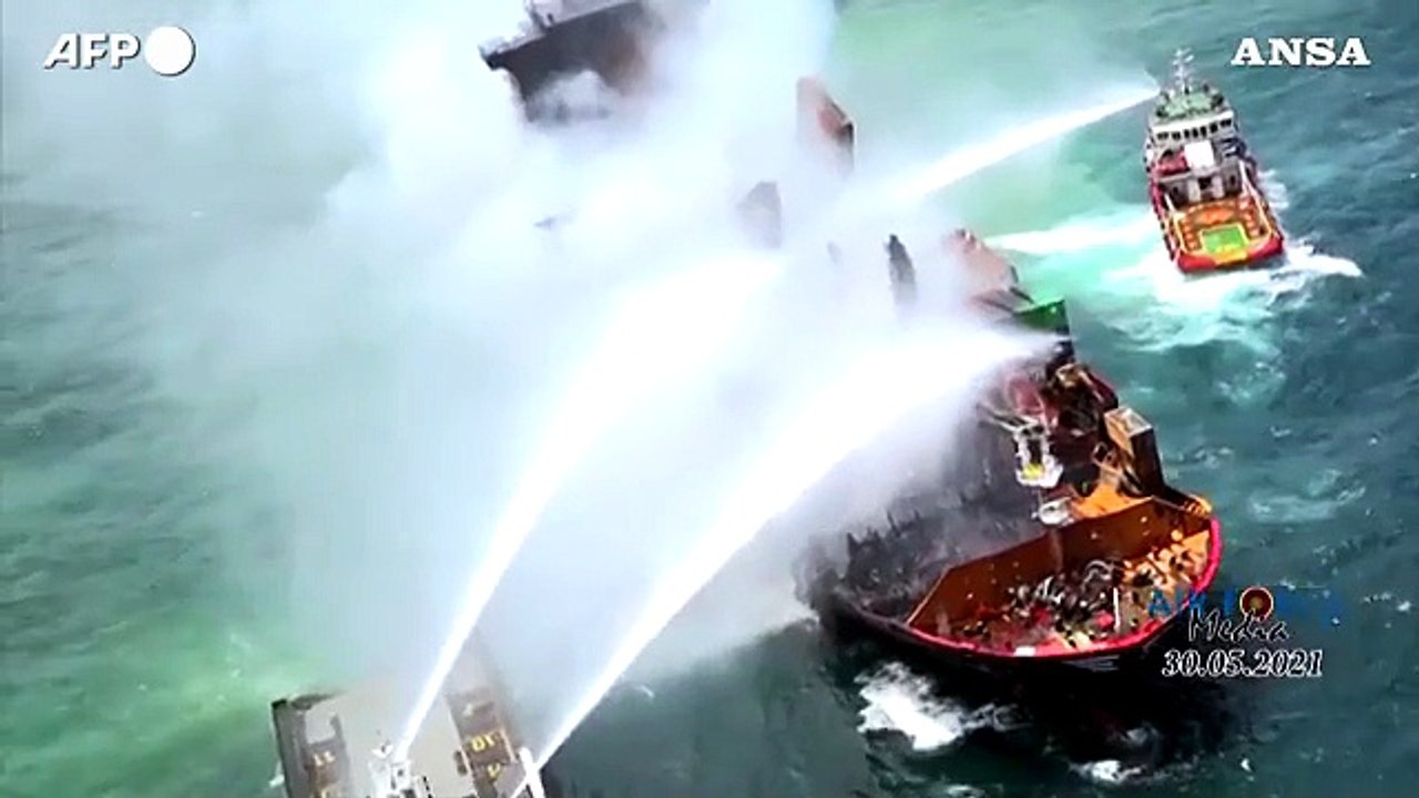 Sri Lanka, cargo in fiamme da giorni nell'oceano Indiano