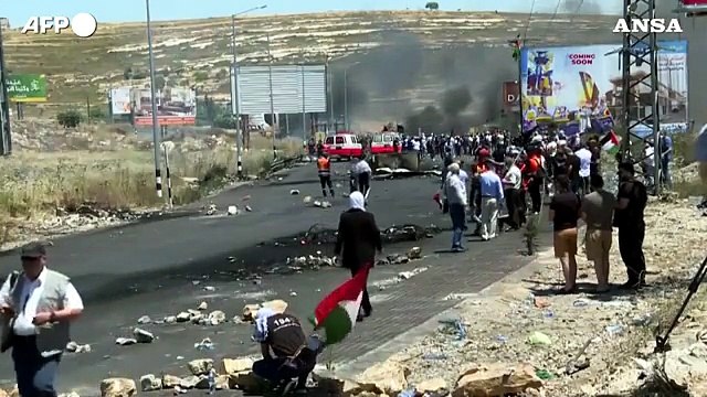Cisgiordania: proteste palestinesi al checkpoint di Ramallah