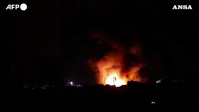 Gli attacchi aerei israeliani colpiscono la Striscia di Gaza nella notte