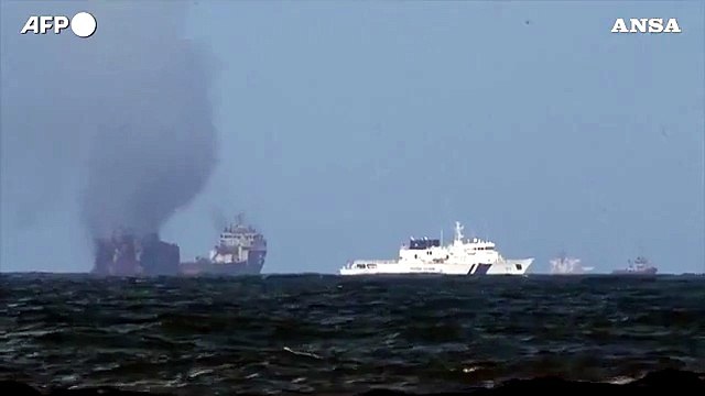 Iran, nave in fiamme affonda nel Golfo dell'Oman