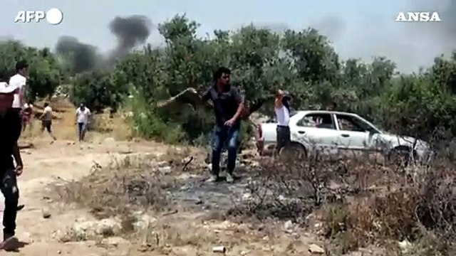 I manifestanti palestinesi si scontrano con le forze israeliane