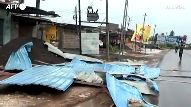 India, proprieta' distrutte e alberi caduti: il ciclone Tauktae colpisce il Paese