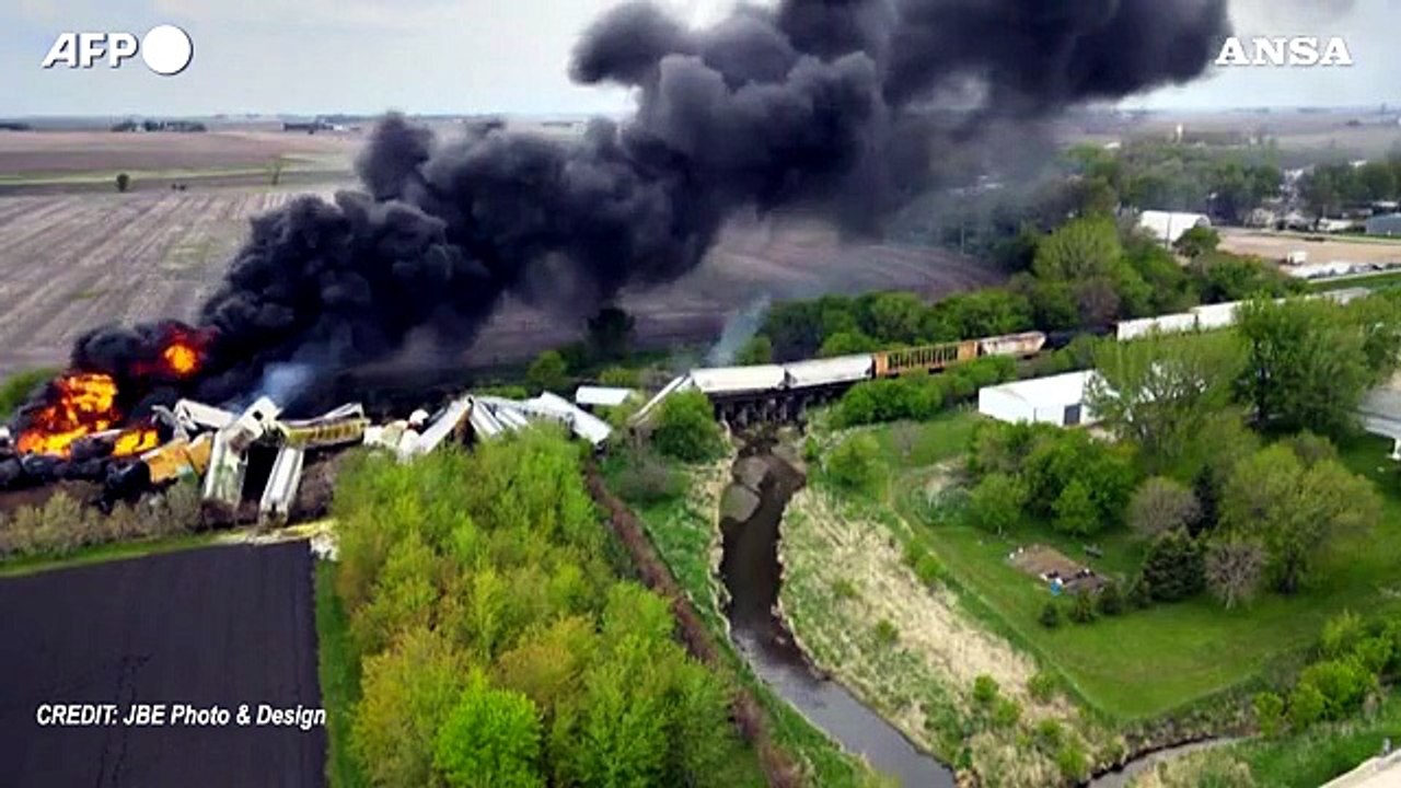 Usa, treno merci deraglia e prende fuoco in Iowa: le immagini con il drone
