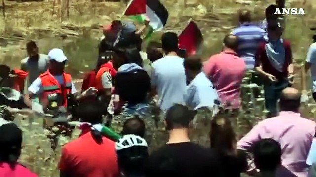 I manifestanti palestinesi si scontrano con le truppe israeliane durante la protesta al checkpoint di Ramallah