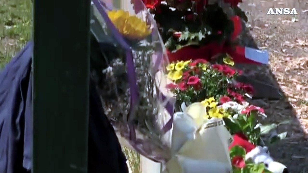 Ardea, fiori e un pallone per David e Daniel