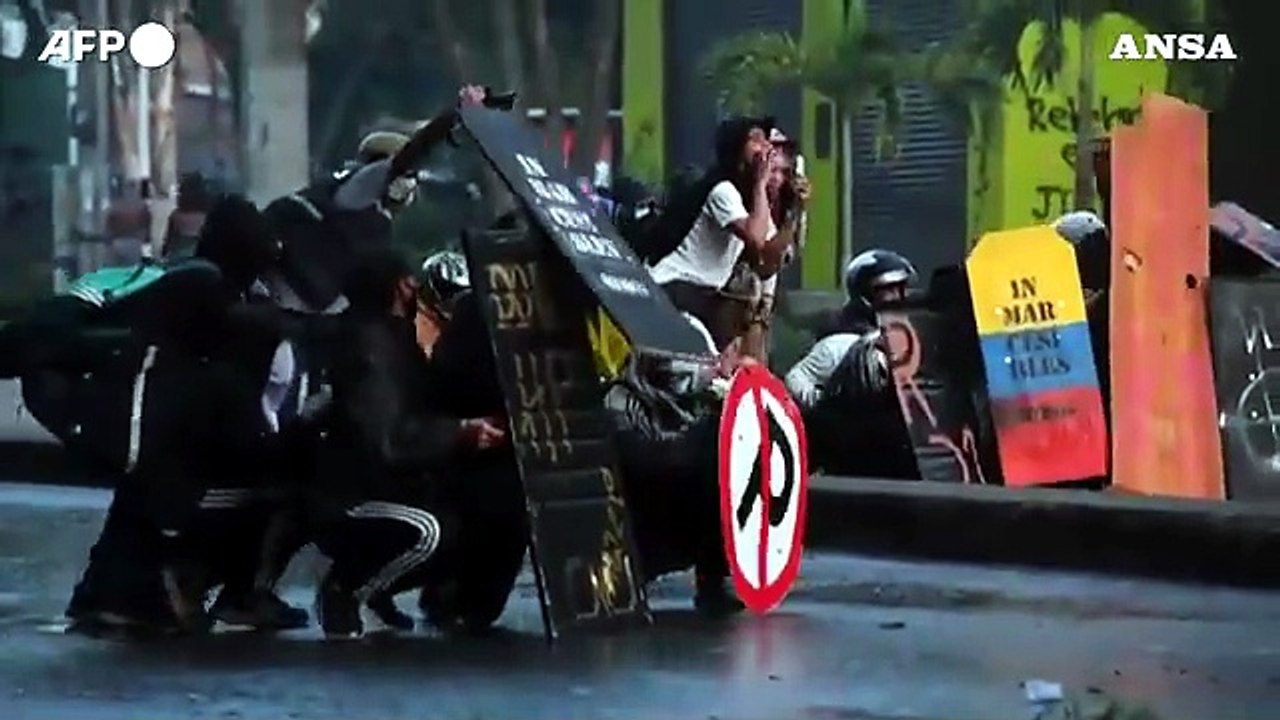 Colombia, guerriglia urbana per le strade di Medellin