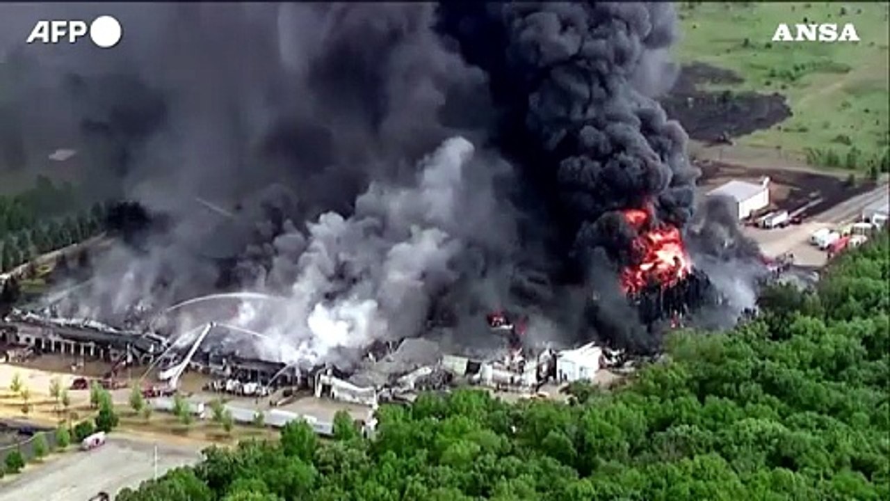 Usa: un impianto chimico prende fuoco in Illinois, evacuata la popolazione