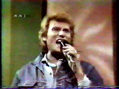 1982 - Johnny Hallyday - “Non Si Vive Così” dans “Che Si Beve Stasera” (TMC Channel 21 Italie, Février)