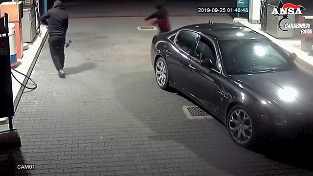 Rapina a una stazione di servizio con esplosivo artigianale, un arresto a Pavia