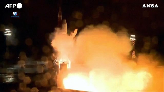 Il lancio del razzo russo che trasporta 36 satelliti del Regno Unito