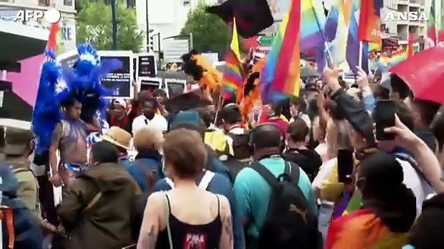 Parigi, migliaia di persone in strada per il Pride 2021