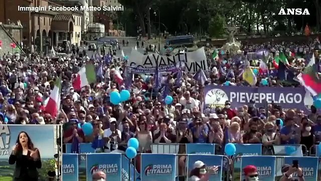 Salvini torna in piazza: Italia vera dopo anno di paura