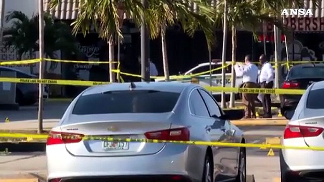 Sparatoria a Miami: 2 morti e 20 feriti, la polizia fuori dalla sala da concerto