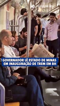 Simões lê Jornal Estado de Minas durante inauguração de trem