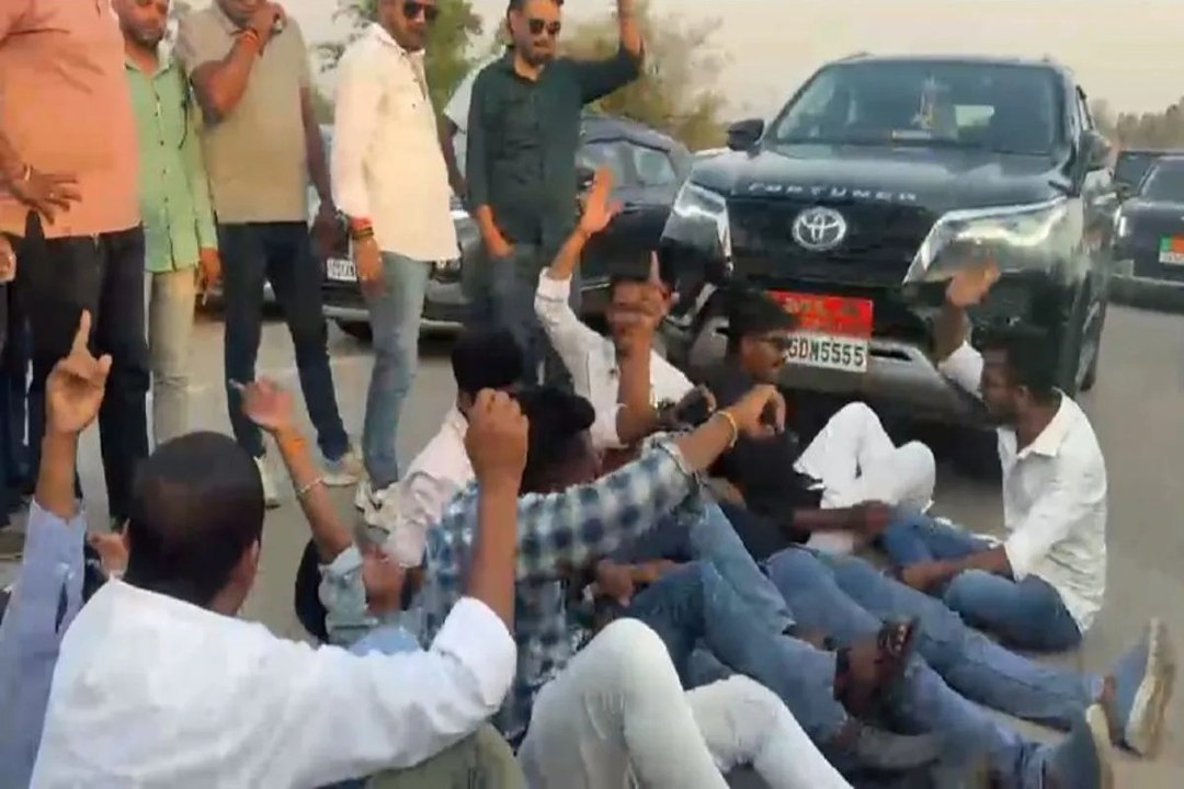 विधायक गिरफ्तारी देने आ रहे थे अंबिकापुर, बीच सडक़ पर लेट गए समर्थक, लौटना पड़ा वापस