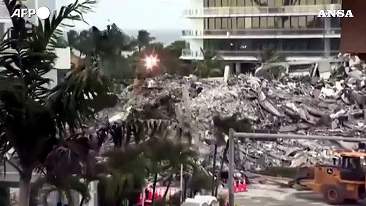 Miami, le macerie dopo la demolizione del resto del palazzo crollato