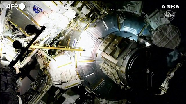 Nasa, i due astronauti rientrano nell'Iss dopo la passeggiata nello spazio