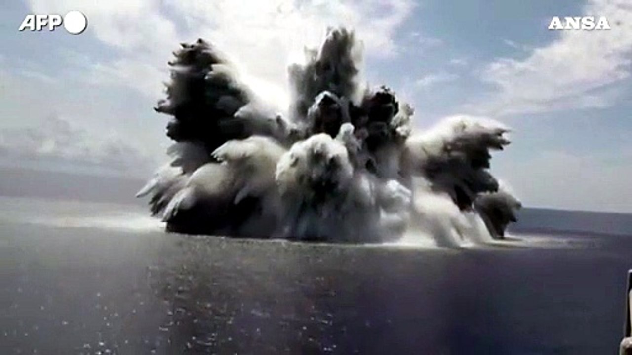 Usa, spettacolare esplosione in mare per testare la resistenza delle portaerei