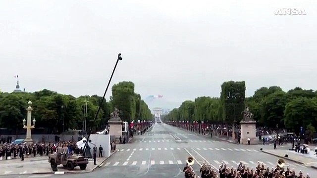 Festa nazionale in Francia: l'aeronautica colora di blu, bianco e rosso il cielo di Parigi